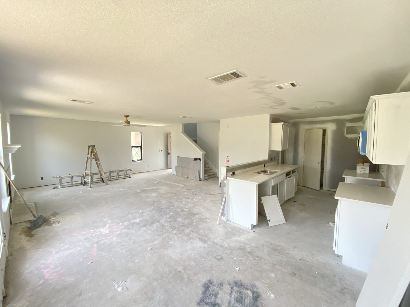 Jaron living room before renovation